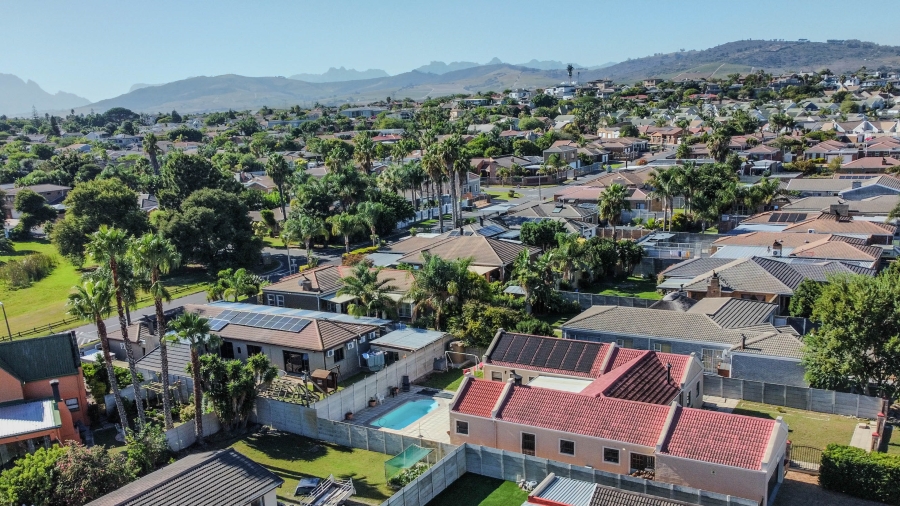 4 Bedroom Property for Sale in De Oude Spruit Western Cape